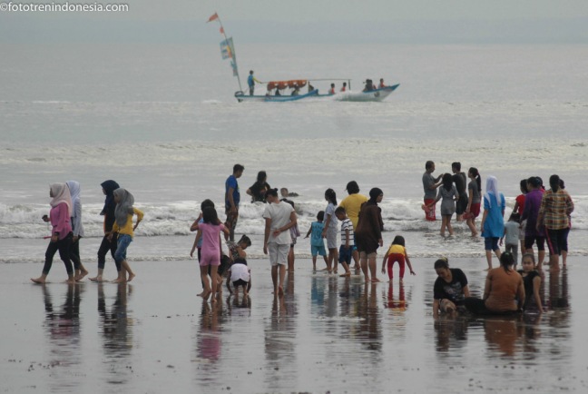 Sejumlah wisatawan memadati bibir pantai objek Wisata Pantai Pangandaran, Jawa Barat, Minggu (4/1). Meski sudah memasuki hari terakhir libur sekolah dan akhir tahun wisatawan masih berdatangan. ANTARA FOTO/Adeng Bustomi.